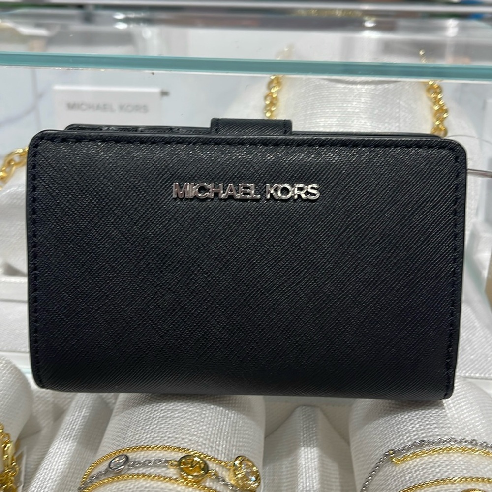 Michael Medium Crossgrain Leather Bifold Wallet
Black
NWT